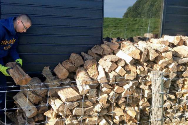 kiwanis-zorgt-stapelt-uw-hout-op - Afbeelding 3 van 4