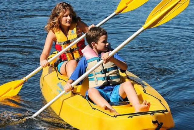 kiwanis-moerdijk-kayak-samen-tijdens-de-eerste-havendagen-zevenbergen - Afbeelding 1 van 4