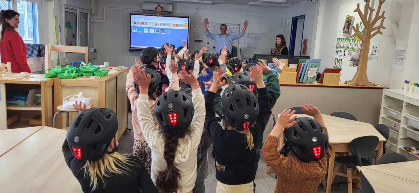 /imagecache/lg/uploads/2026/03/kiwanis-moerdijk-fietshelmpjes-actie-uitdelen-op-de-hoeksteen-in-zevenbergschenhoek.jpeg
